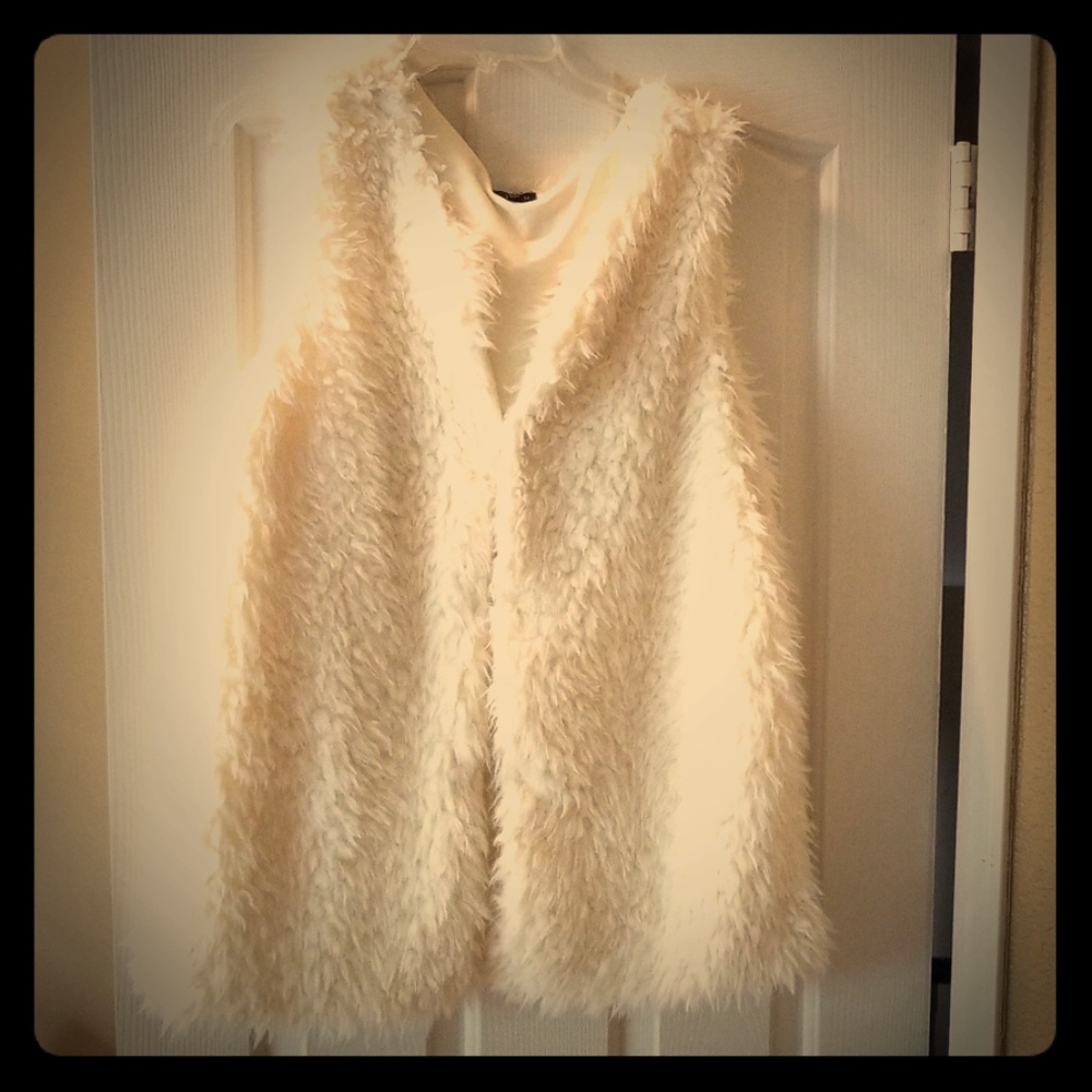 White Faux Fur Vest.... L/LX